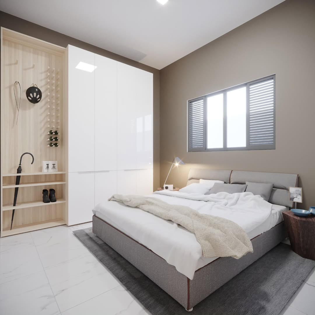 Suíte com cama king, guarda-roupa branco, nicho amadeirado e janela ampla com persianas.